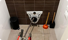 Toiletruimte met ontstoppingsgereedschap van Rioolned