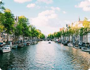 Amsterdamse gracht met woonhuizen langs het water