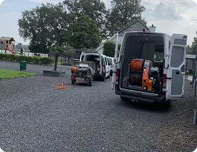 Servicebussen van Rioolned op een parkeerterrein