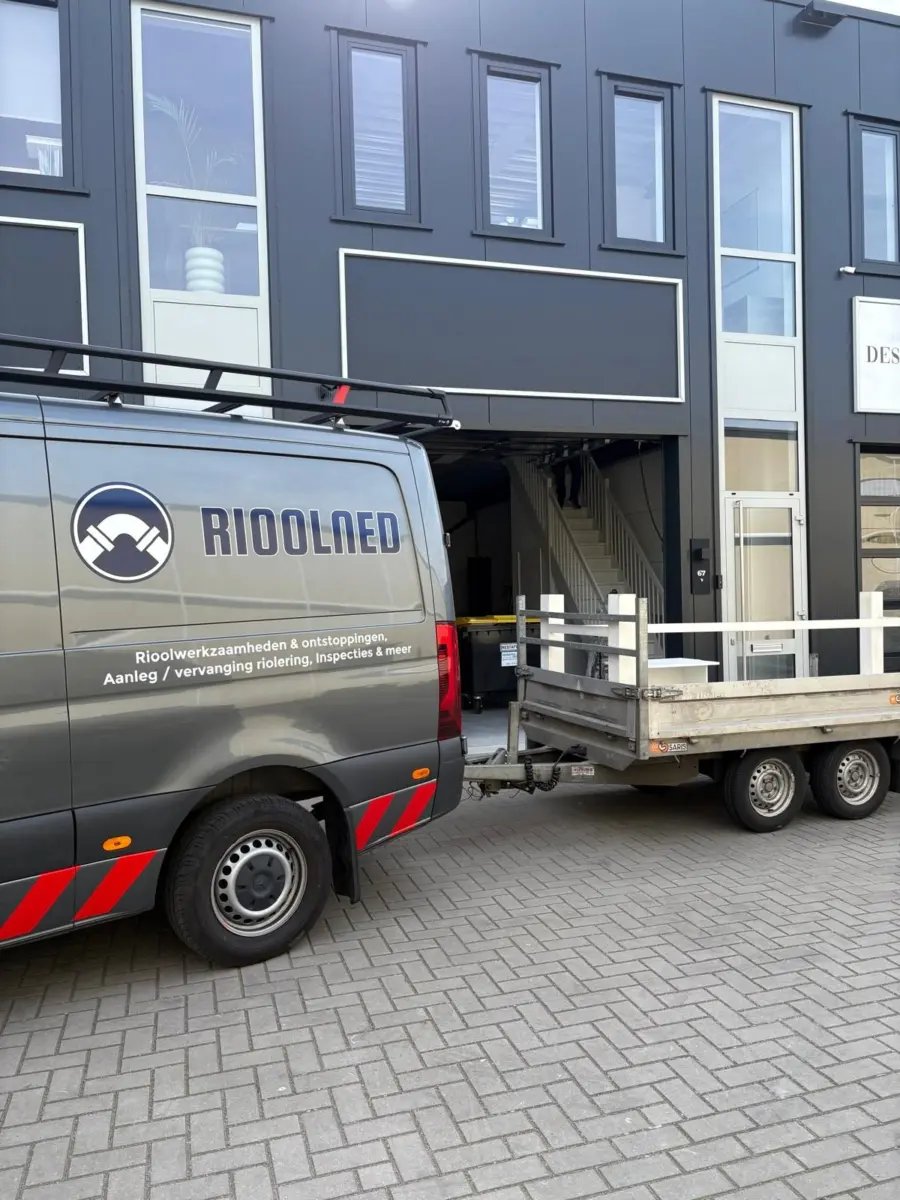 Bus van Rioolned met aanhanger bij de vestiging in Haarlem