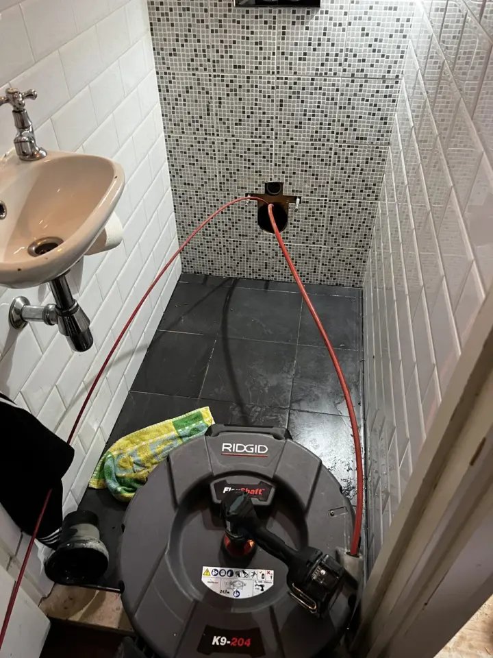Inspectieapparatuur opgesteld in een badkamer