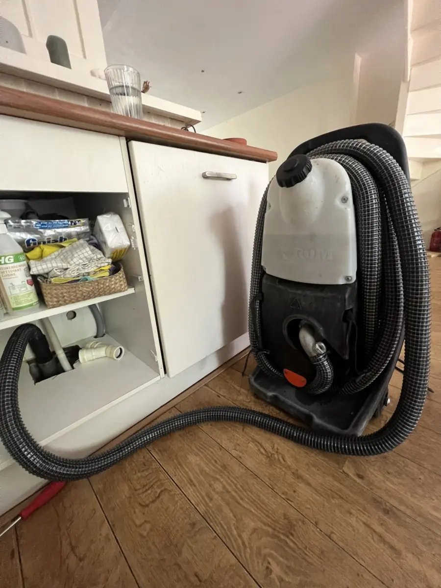 Ontstoppingsmachine in een keuken
