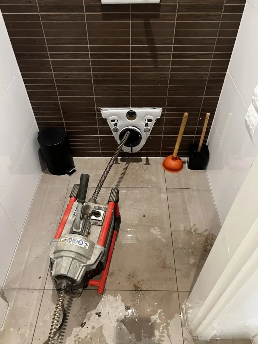 Kettingklopper bij een wc-aansluiting